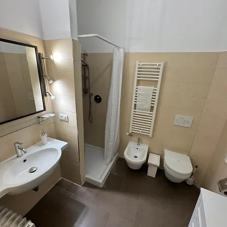 Charming Large Palazzo In Center For Up To 9 People דירה *