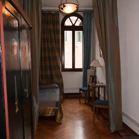 Lejlighed Charming Large Palazzo In Center For Up To 9 People