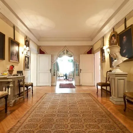 Apartamento Charming Large Palazzo In Center For Up To 9 People