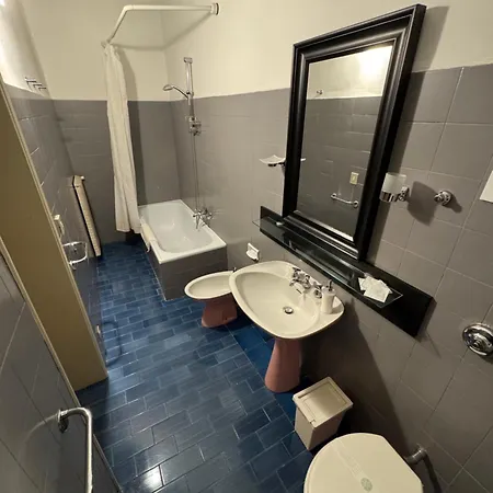Apartamento Charming Large Palazzo In Center For Up To 9 People
